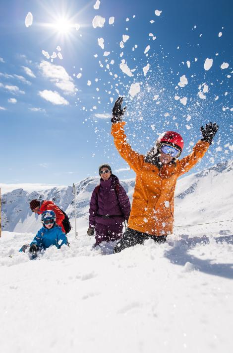 enfants dans la neige au ski station des Karellis