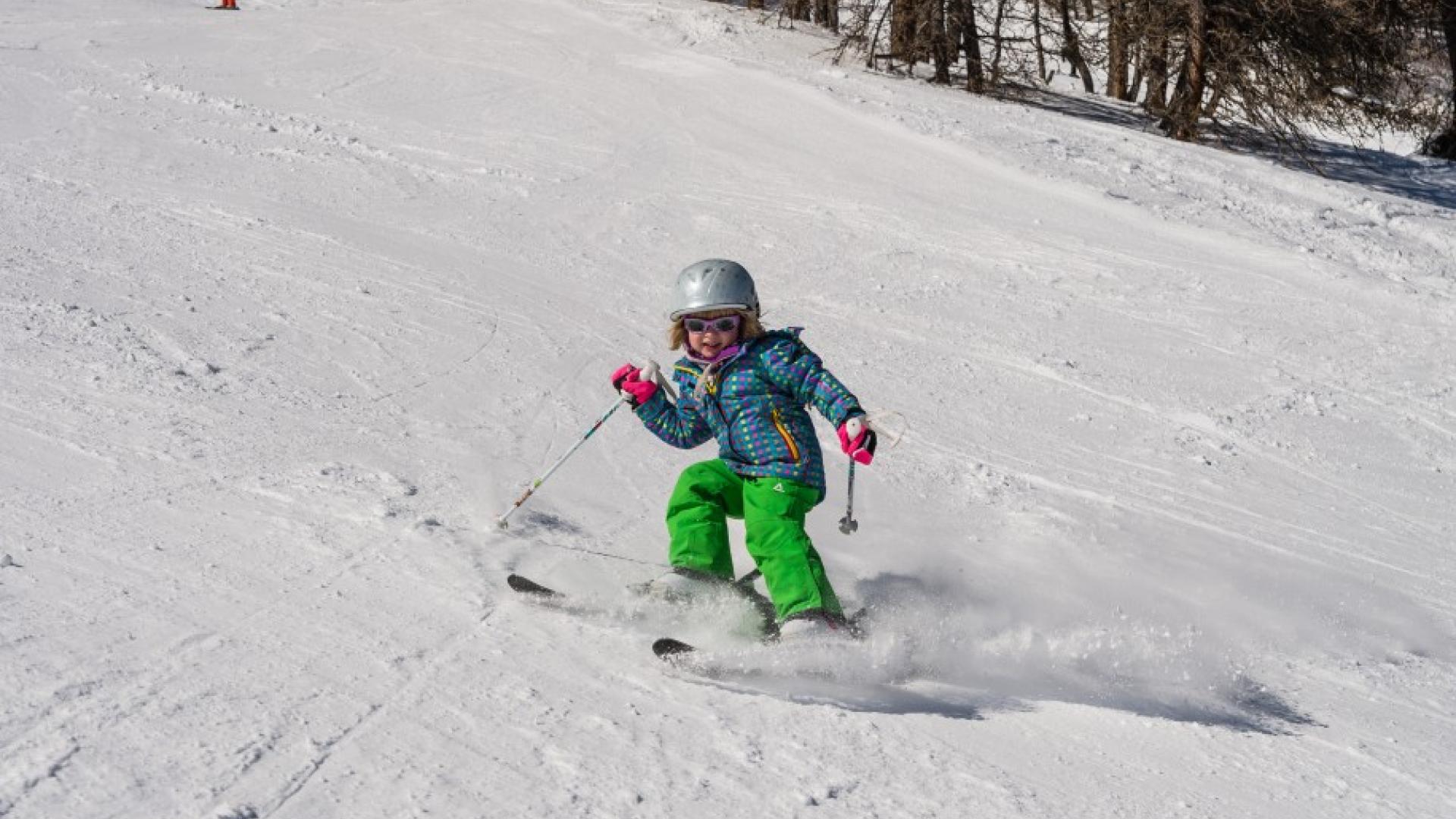 enfant ski aux karellis en savoie piste de ski bleue