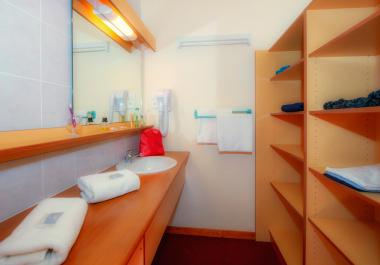 Salle de bain type d'une chambre au villages vacances VTF