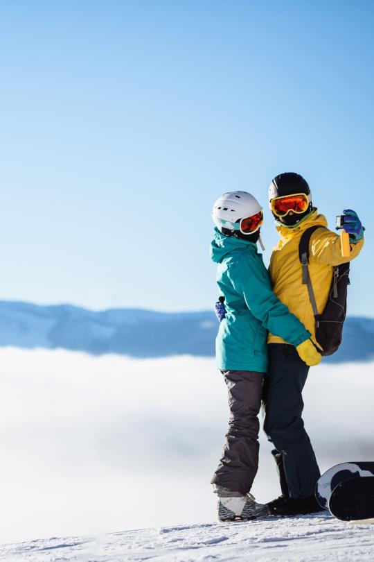 Jeune couple au ski