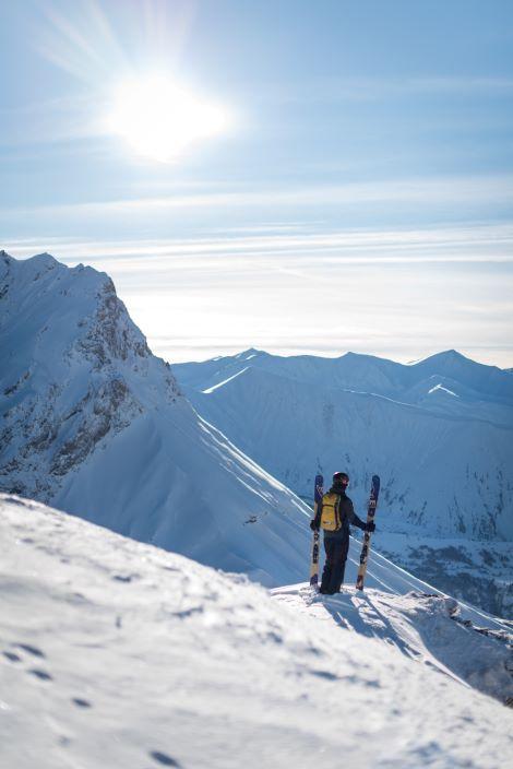 Skieur admirant la vue sur les montagnes enneigées